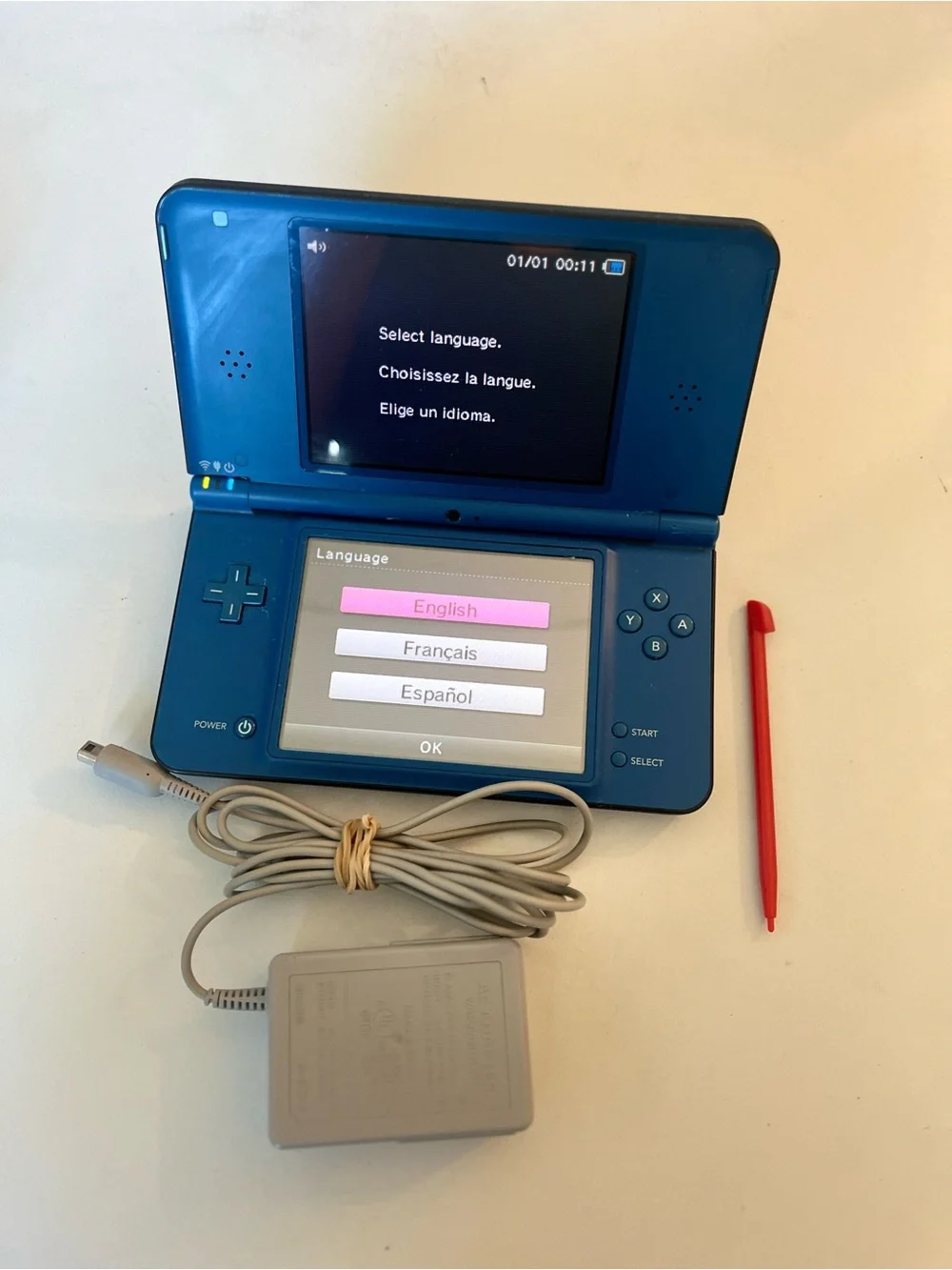 Nintendo DSi- Midnight Blue with Red Stylus